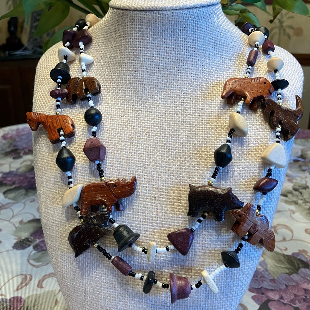 FINELY CARVED NECKLACE WITH WOODEN ANIMALS